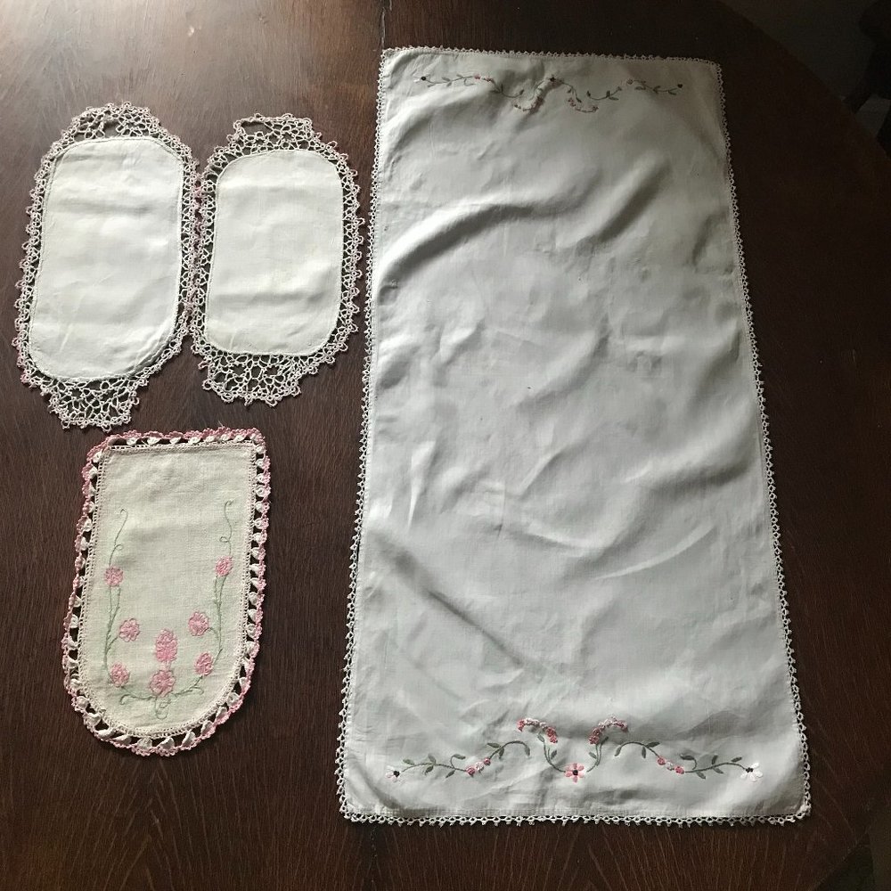 VINTAGE SET OF 4 VARIOUS SIZED WHITE AND PINK DRESSER LINENS